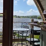 Swan Glamping مكان تخييم